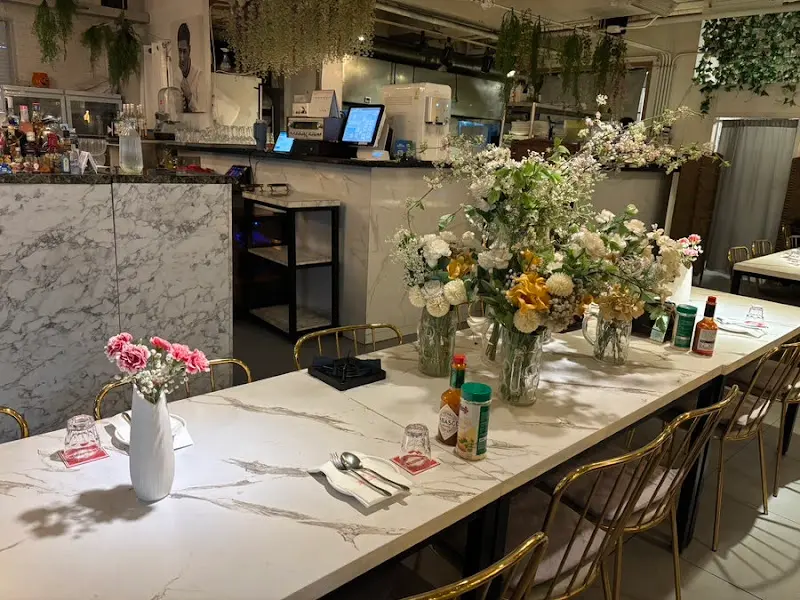 화사한 꽃 장식이 인상적인 내부