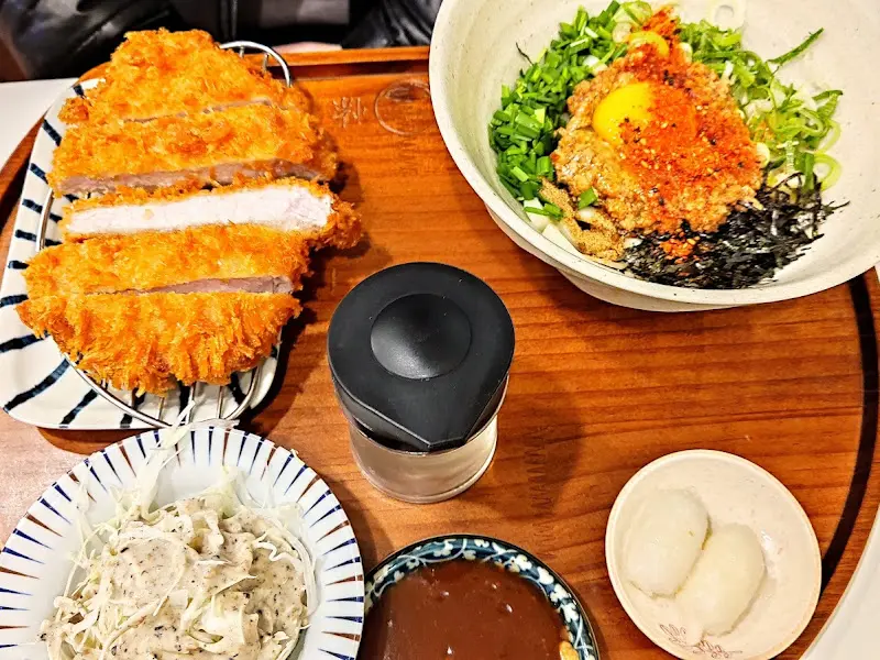 돈카츠와 마제소바 한상차림