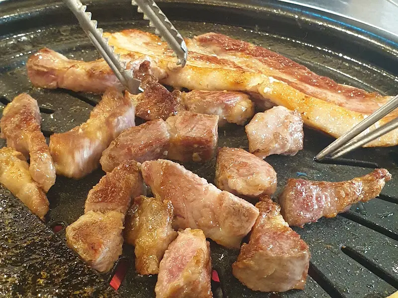 깡돼지 고기 굽는 모습