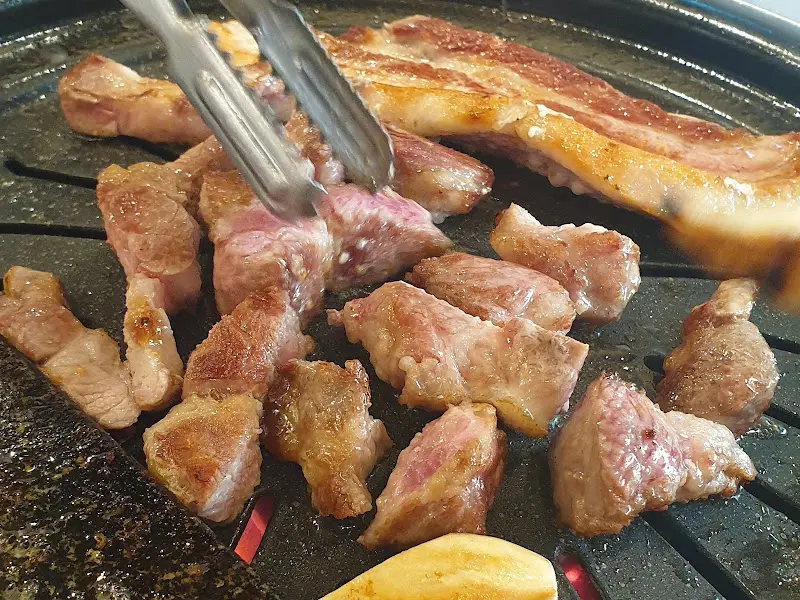 깡돼지 고기 굽는 모습2