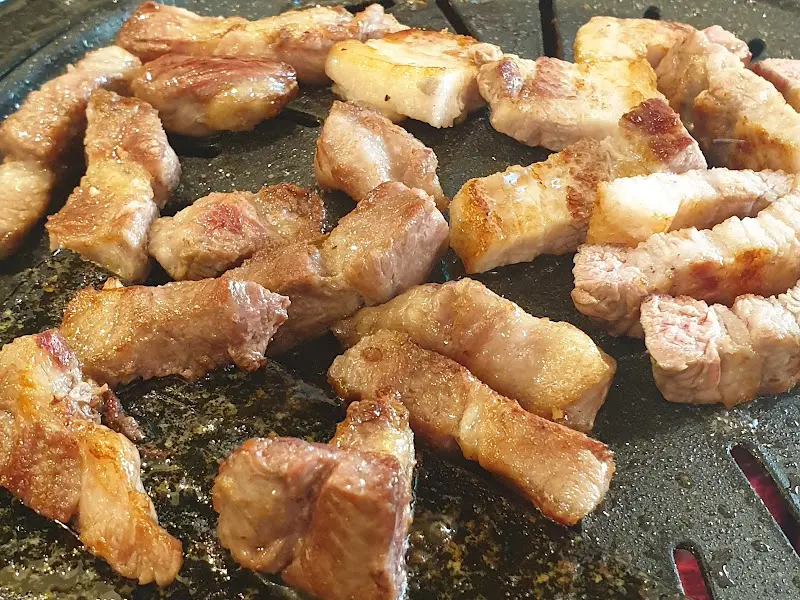 깡돼지 구워진 고기