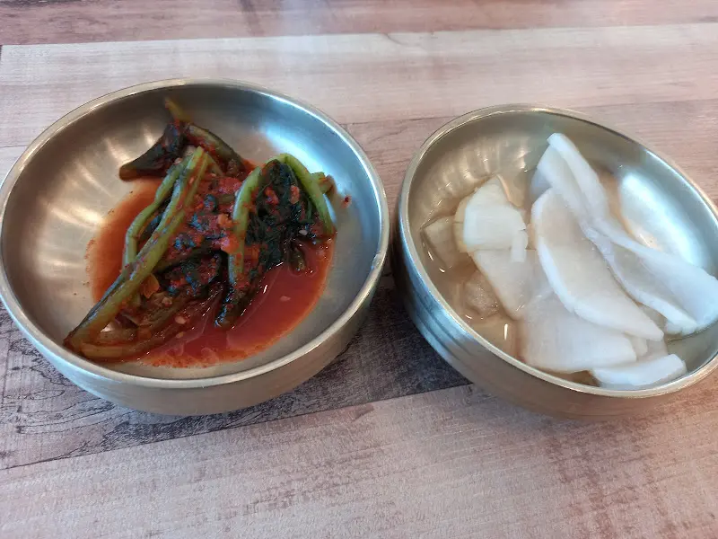 시원한 냉면과 환상적인 조화를 이루는 무생채와 갓김치