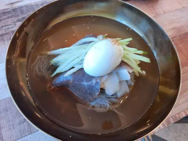 놋그릇에 담겨 나온 시원한 물냉면