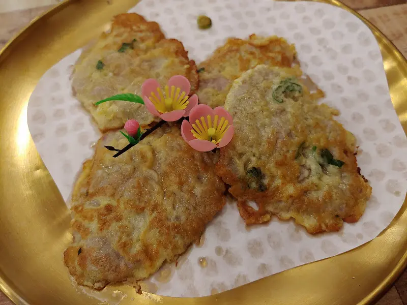 앙증맞은 꽃 장식이 올려진 육전