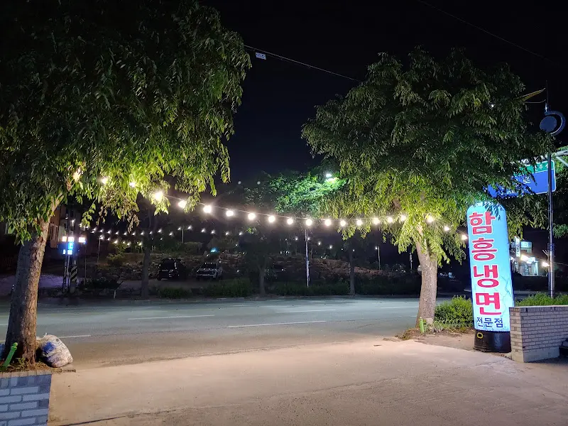 은은한 조명으로 운치 있는 분위기를 자아내는 가게 앞 야경