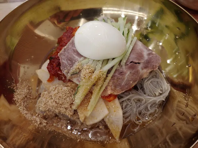 놋그릇에 담겨 나온 냉면