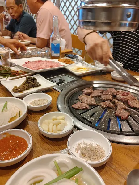 아리울한우명품관 불판과 밑반찬