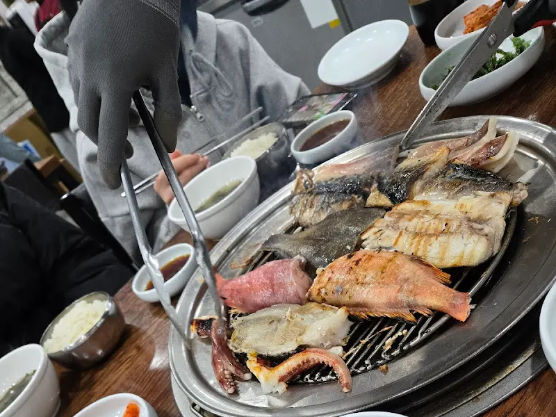 숯불 위에서 구워지고 있는 다양한 생선들