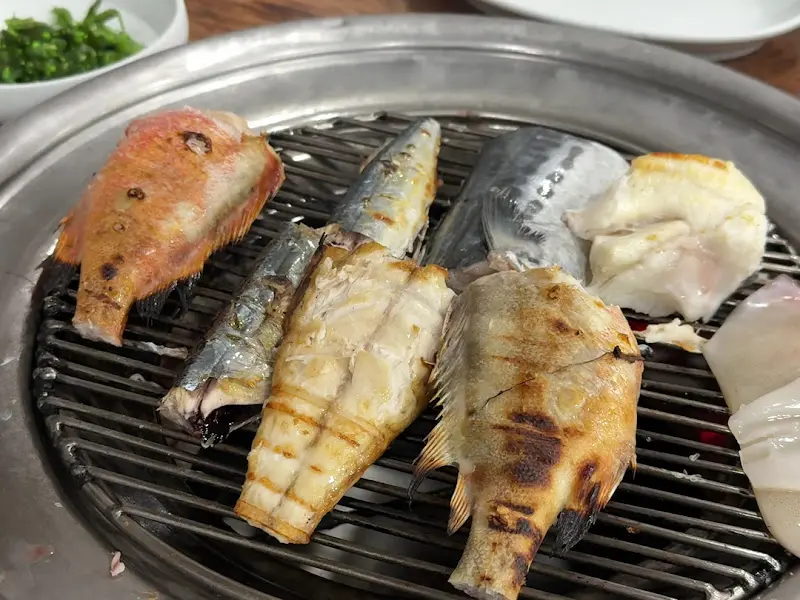 숯불에 구워진 다양한 생선 구이