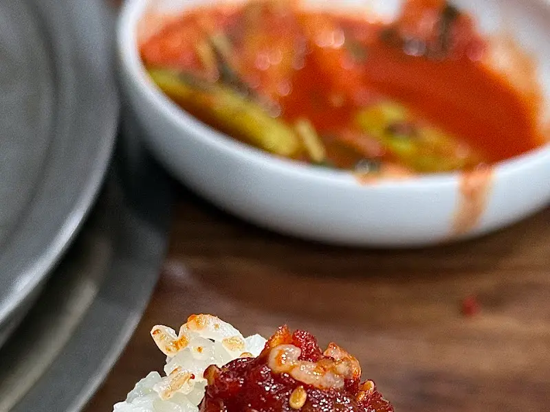 밥 위에 오징어 젓갈을 올려놓은 모습