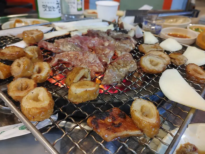 숯불 위에서 익어가는 막창과 갈매기살