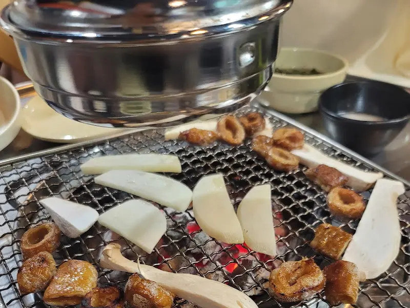 불판 위의 막창과 버섯