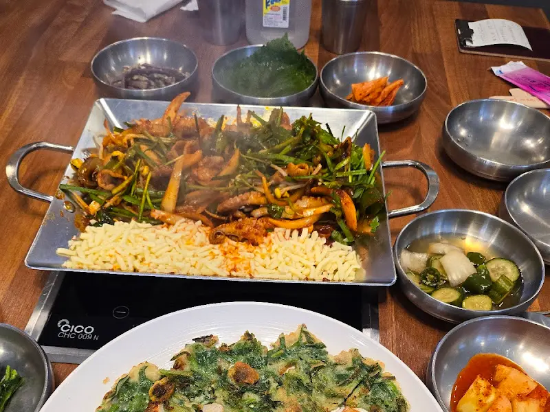 쭈꾸미볶음과 곁들임 찬