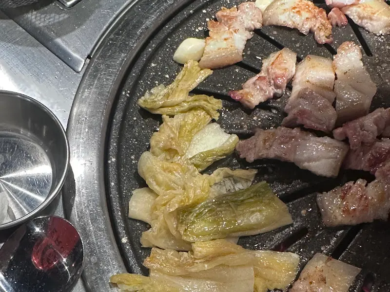 숯불 위에서 익어가는 돗갈비와 김치