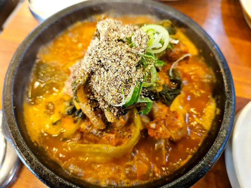 뚝배기에 담긴 뼈해장국