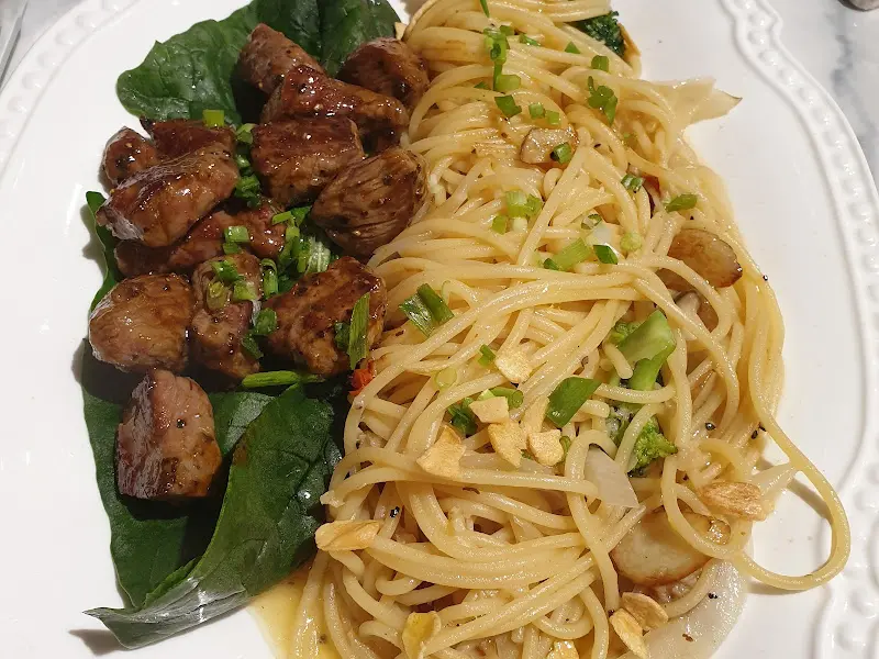 스테이크가 곁들여진 파스타