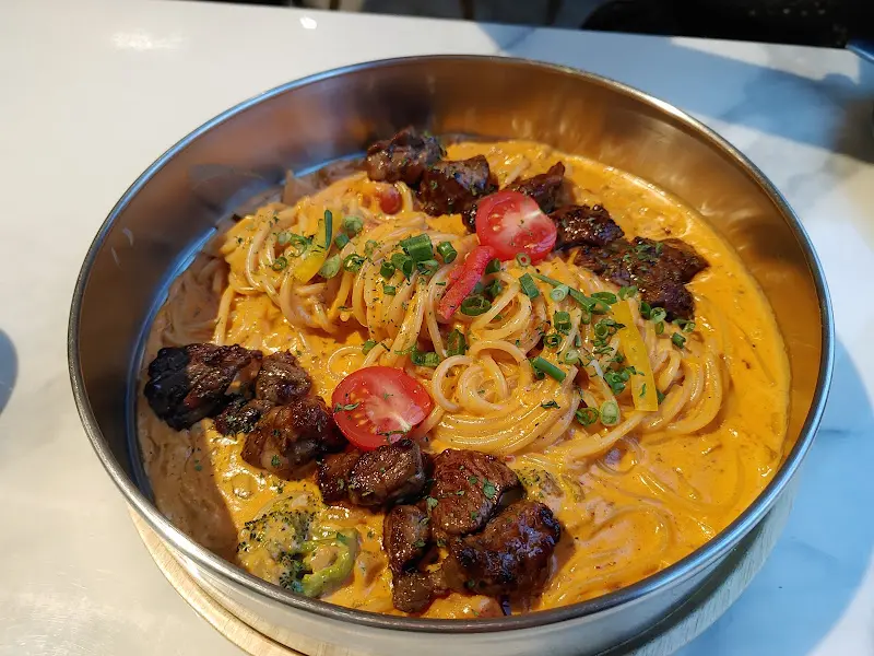 다양한 재료가 듬뿍 들어간 파스타