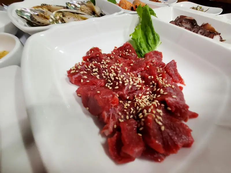 참깨가 뿌려진 신선한 육사시미