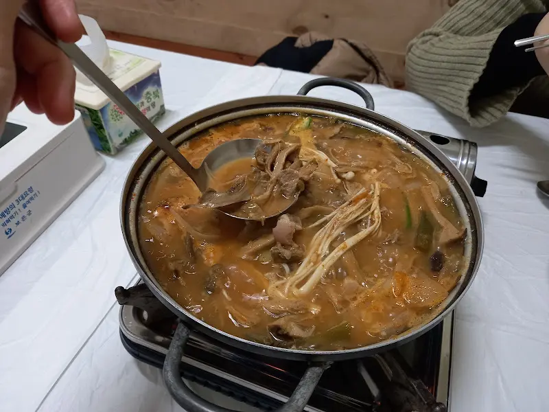 전골을 떠먹는 모습