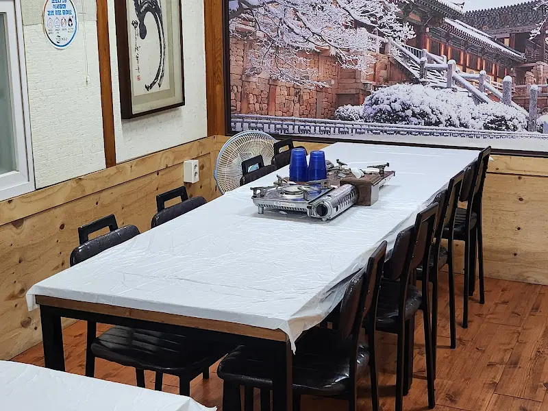 식당 내부 테이블 세팅