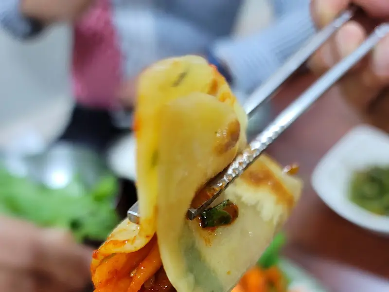 납작만두와 오징어 무침회의 조화