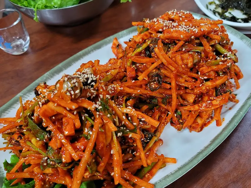 오징어 무침회의 푸짐한 양