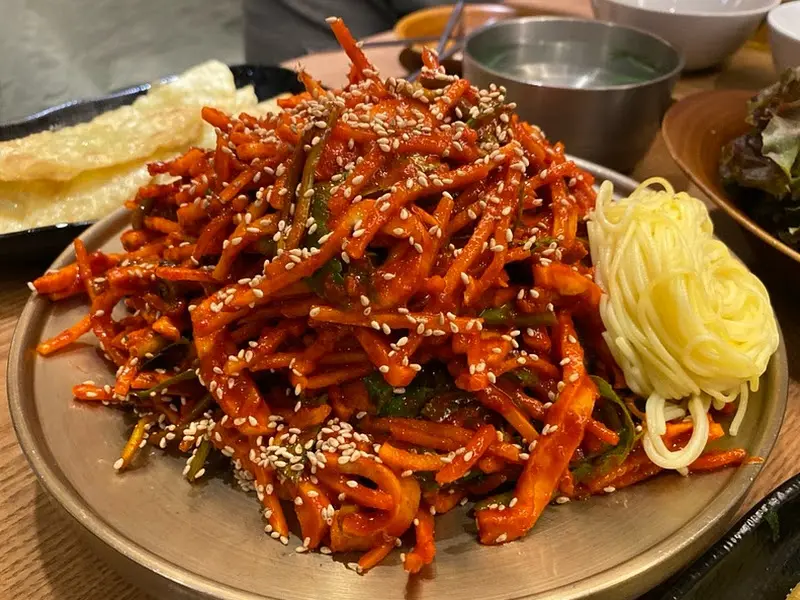 접시에 담긴 오징어 무침회