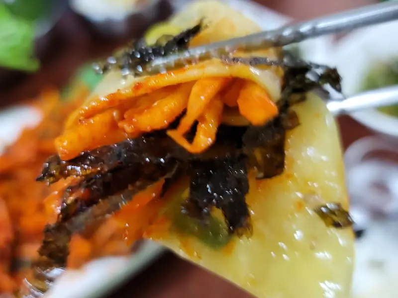 납작만두에 싸먹는 오징어 무침회