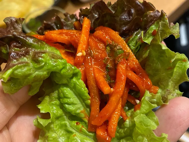 손으로 싸먹는 오징어 무침회