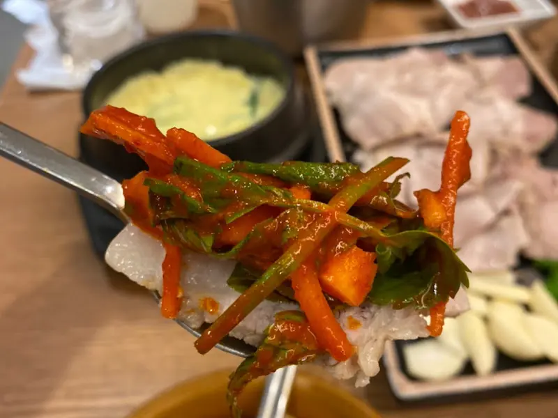 수저 위에 올려진 오징어 무침회