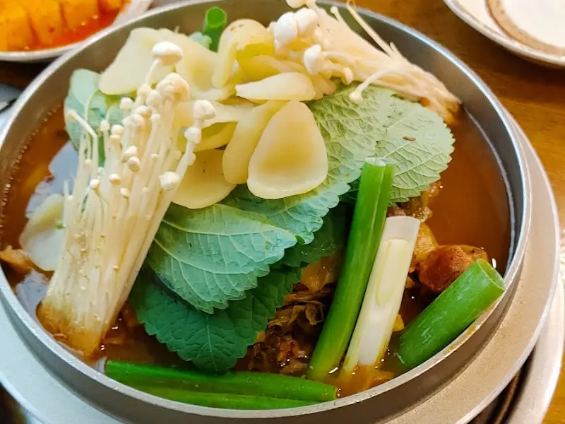 감자탕 재료가 듬뿍 들어간 감자탕