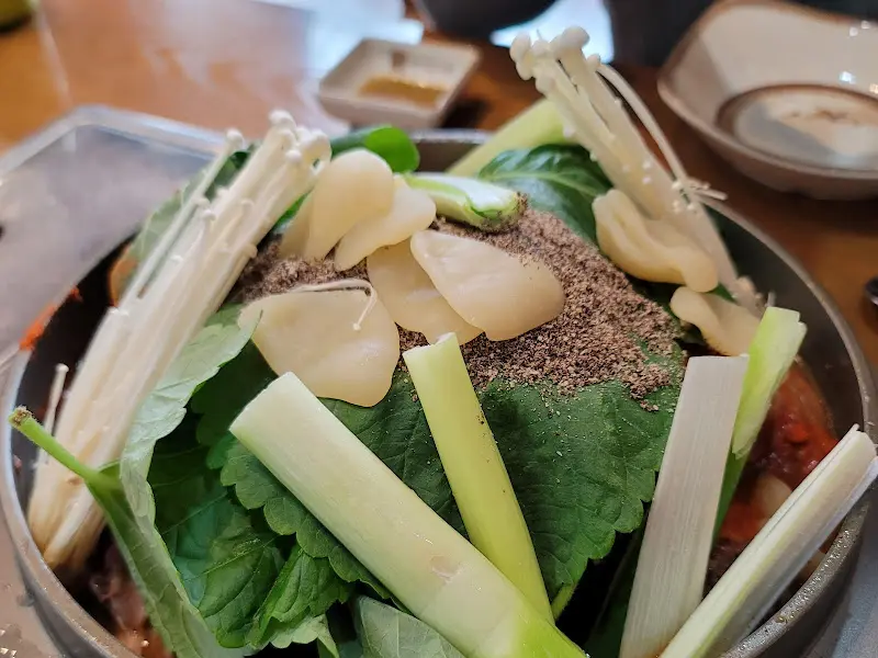 수북히 쌓인 감자탕 재료