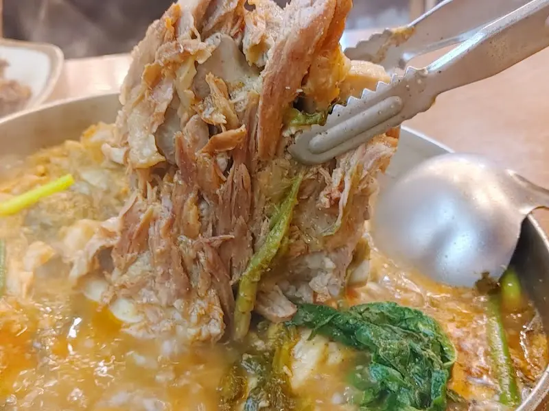 푸짐하게 담겨져 있는 감자탕