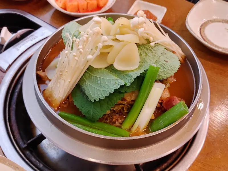 깻잎과 버섯이 수북히 올려진 감자탕