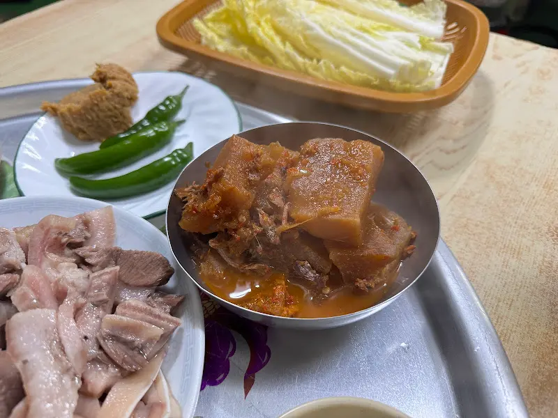 돼지머리고기와 곁들임 찬