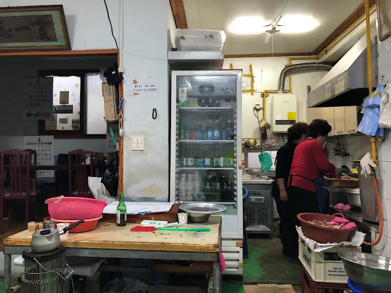 탄지명음식점 내부