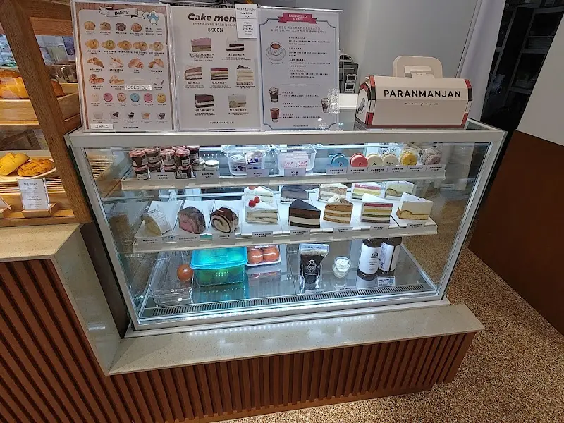 쇼케이스 안의 케이크