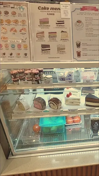 쇼케이스 안의 디저트