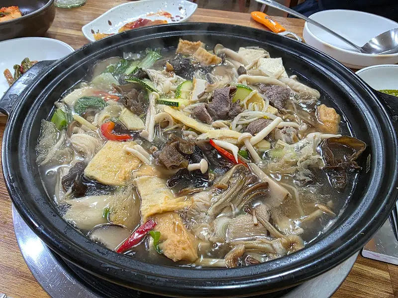 보글보글 끓고 있는 소고기버섯전골
