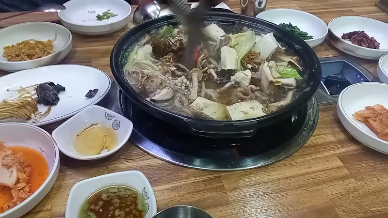 전골 속 다양한 버섯과 두부