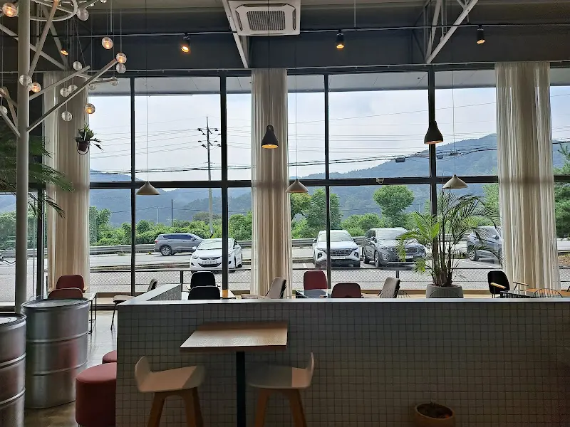 통창으로 보이는 바깥 풍경