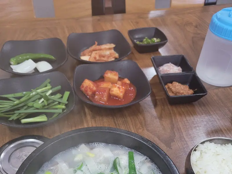 돼지국밥과 반찬