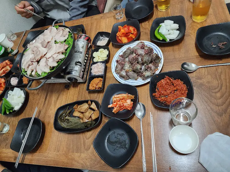 수육과 곁들임 반찬