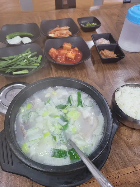 국밥에 밥을 말아 한 숟갈