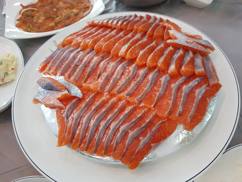 송어회 한 접시