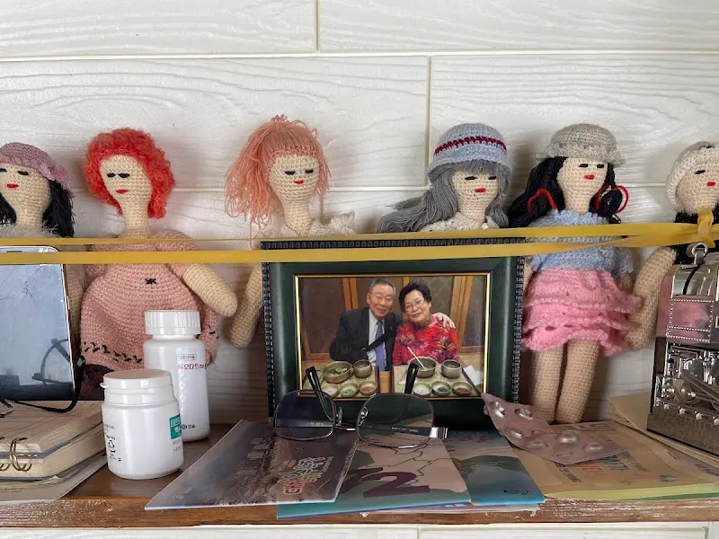 주인 부부 사진과 손뜨개 인형