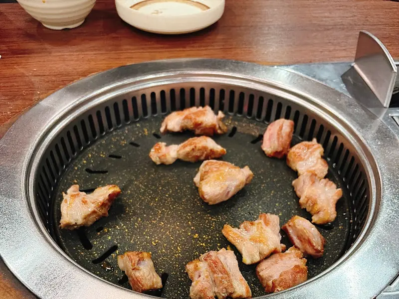 맛찬들왕소금구이 분당정자점 삼겹살 굽는 모습