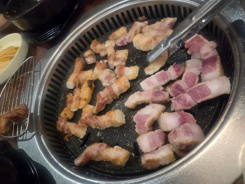 맛찬들왕소금구이 분당정자점 불판 위 삼겹살