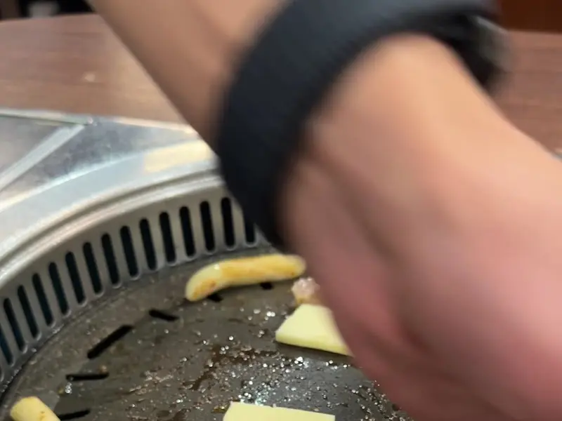 맛찬들왕소금구이 분당정자점 삼겹살 굽는 손길