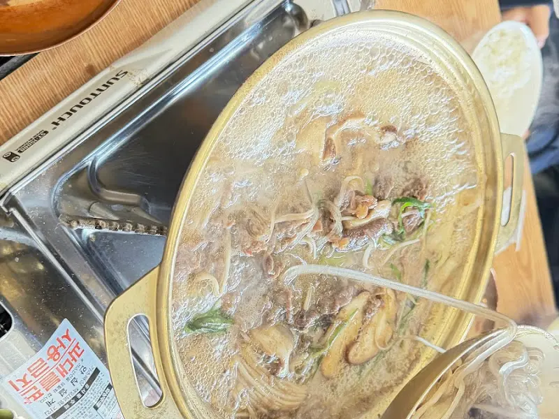 테이블 버너 위에 올려진 음식